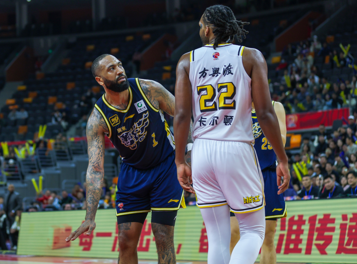 琼斯砍下三十分，率领球队取得胜利