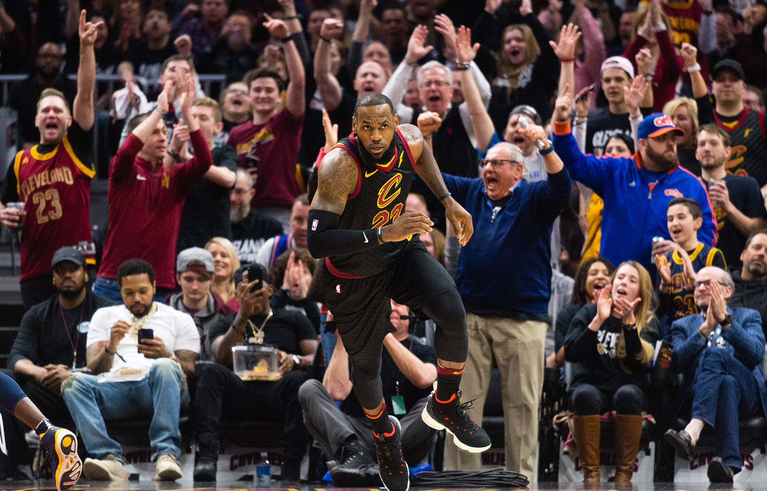 人队客场赢得苦战,战胜骑士队登顶东部 人队客场赢得苦战,战胜骑士队登顶东部