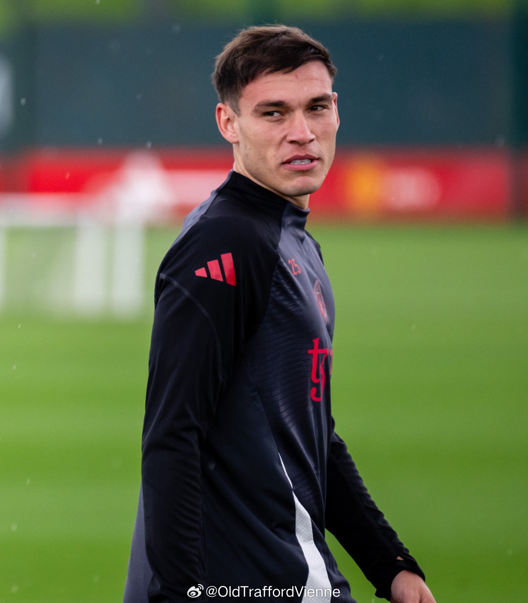 曼联主教练训练球员备战下场比赛 曼联主教练训练球员备战下场比赛