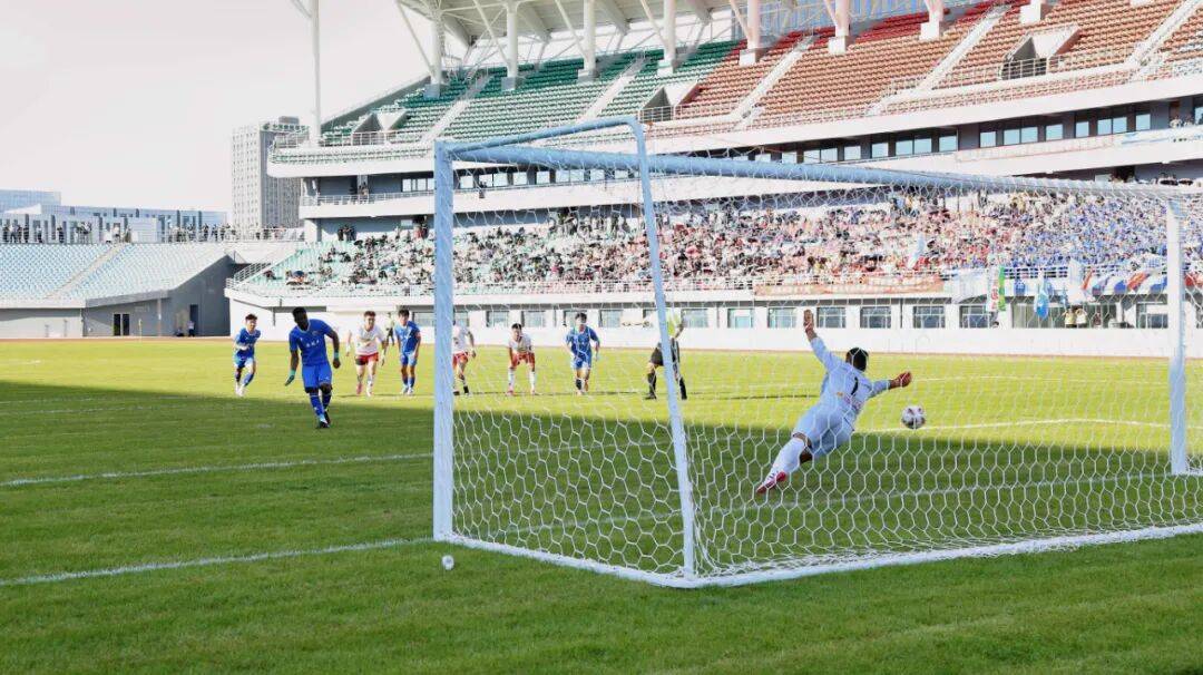 B体育体育app下载地址-足球联赛举办新赛季，各队备战迎接挑战