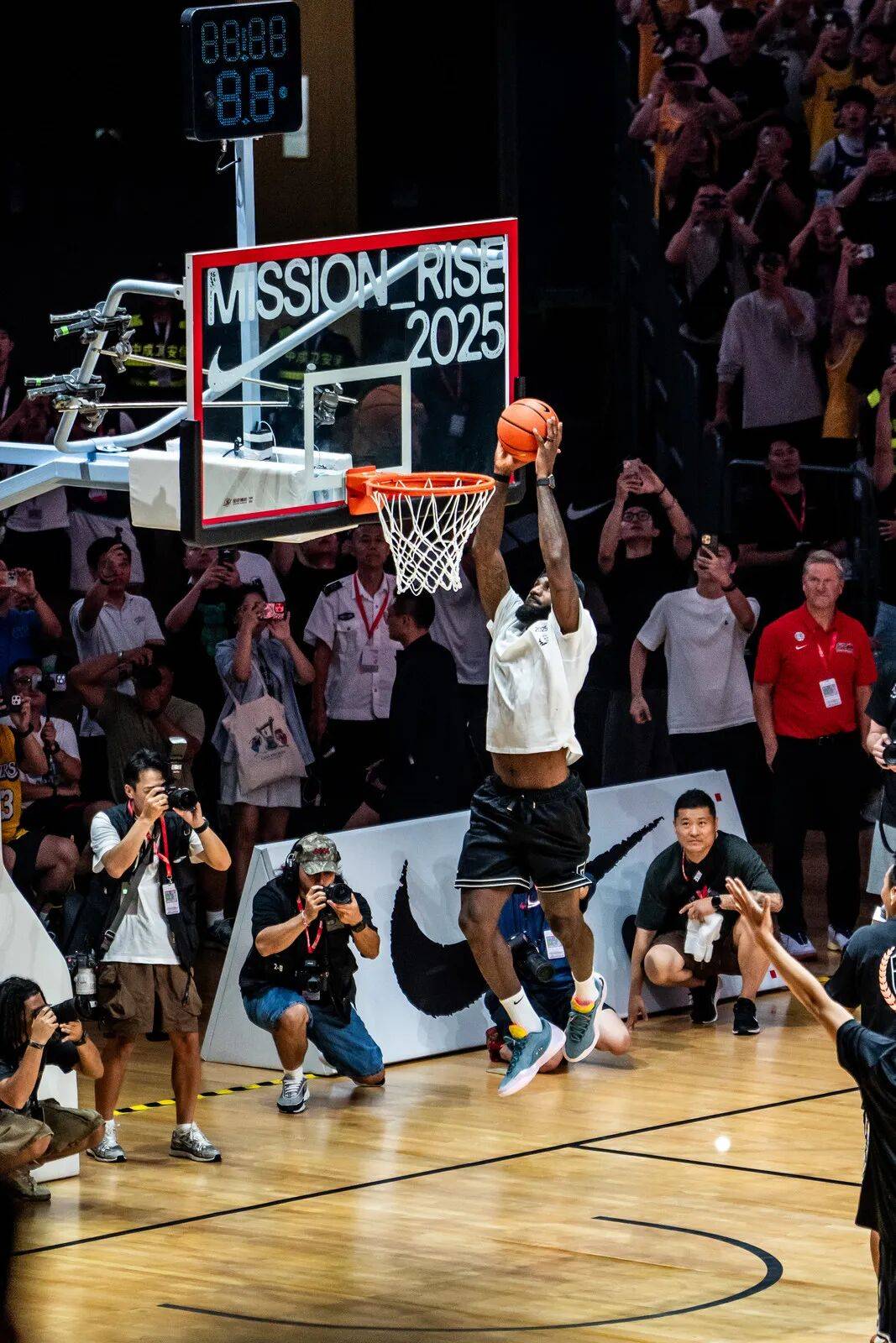 B体育体育网页版-骑士连续三场输球，球迷质疑詹姆斯领军能力