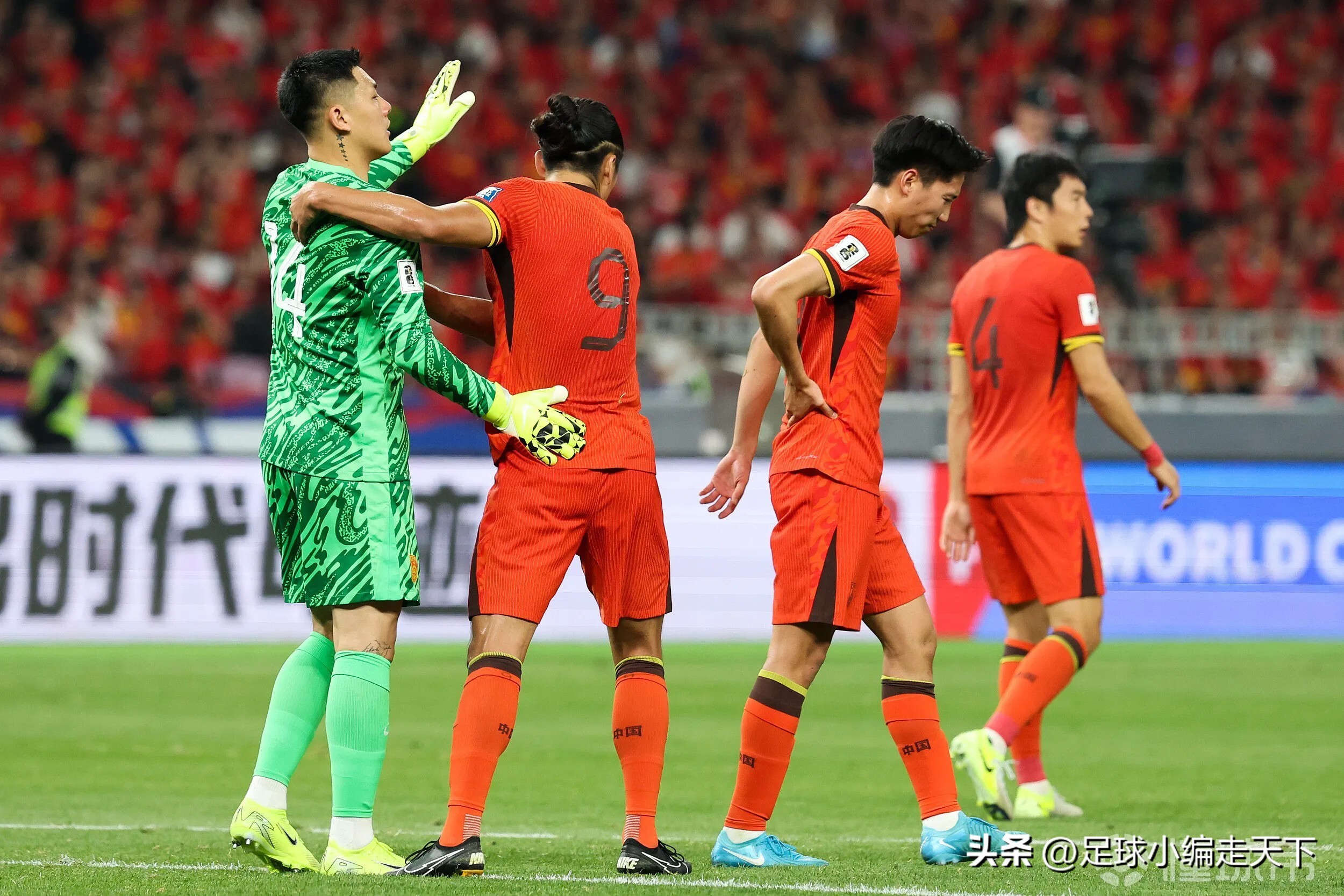 职业足球比赛中，一场对决引发观众热议