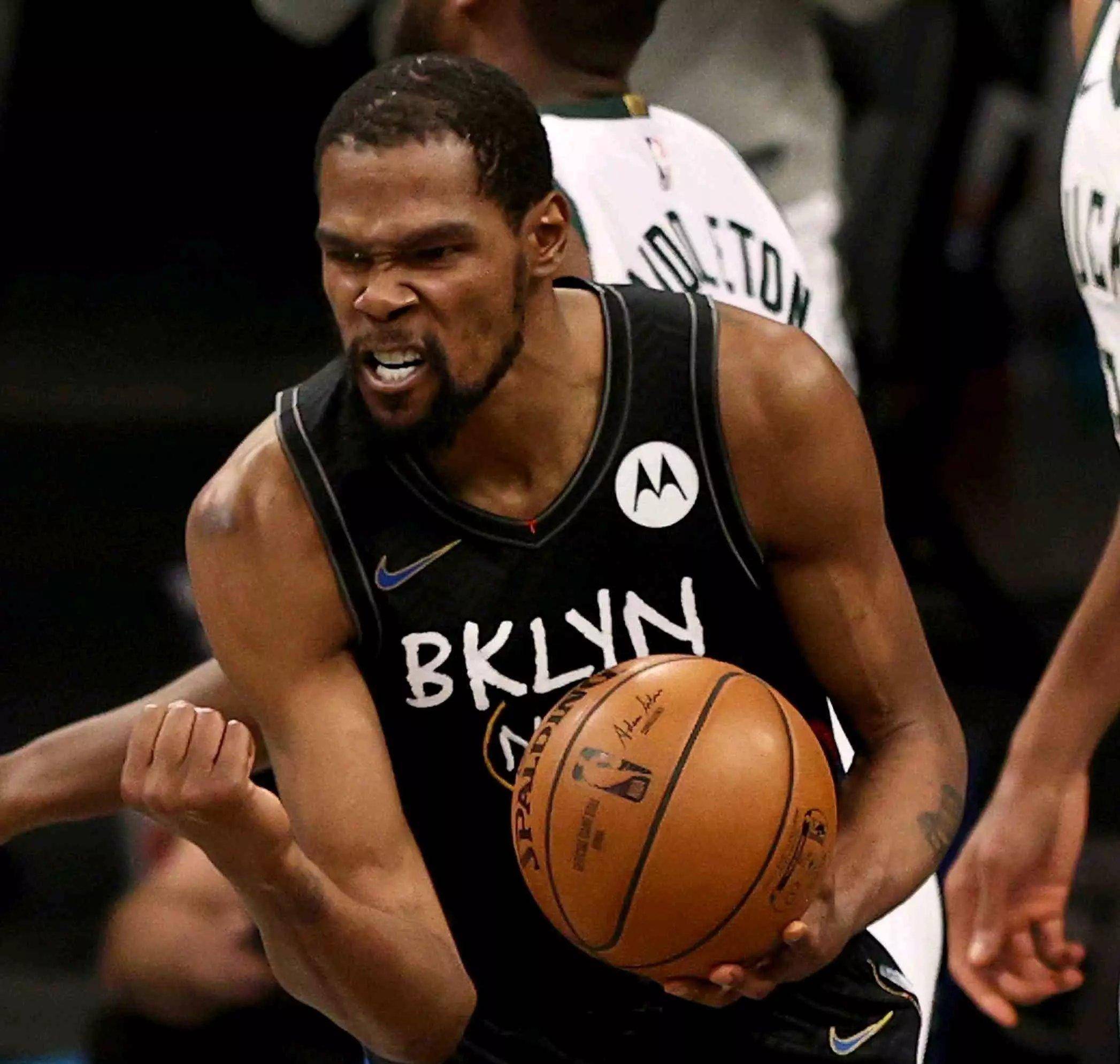 「篮网大胜凯尔特人，杜兰特表现抢眼」的简单介绍