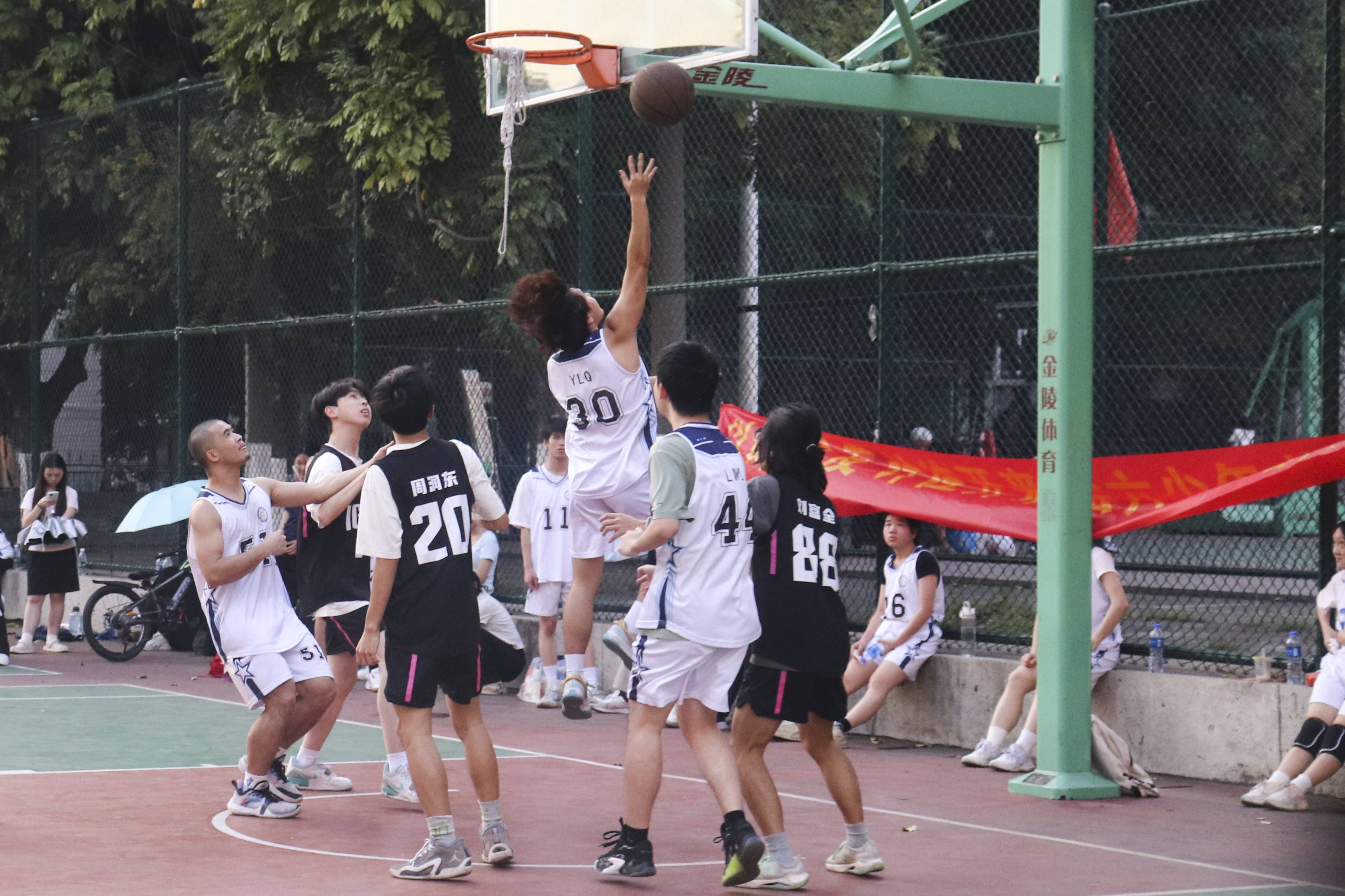 激烈角逐惊险不断球员奋勇拼搏的简单介绍 激烈角逐惊险不断球员奋勇拼搏的简单介绍