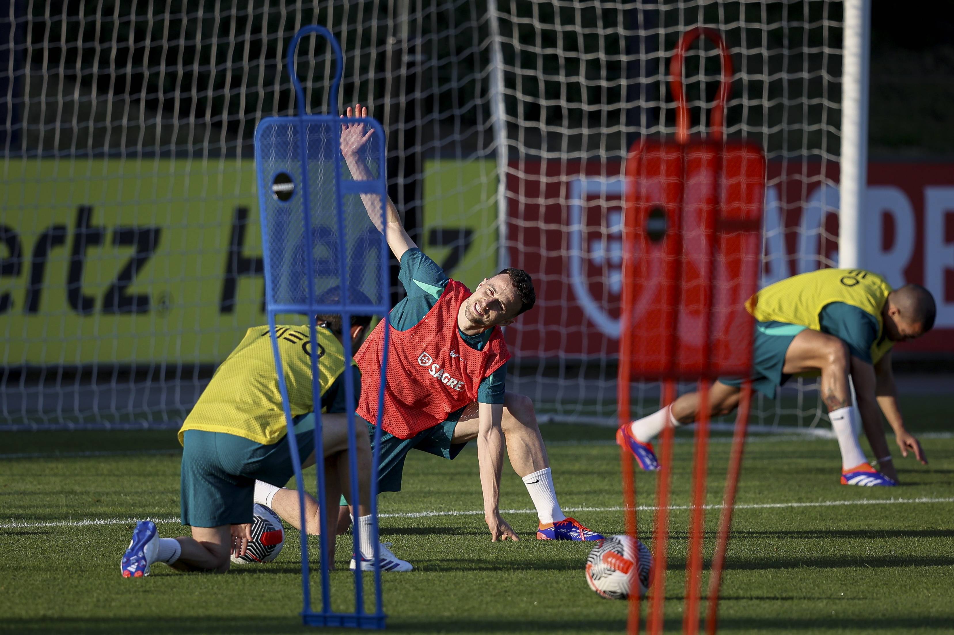 关于阿尔梅里亚队力求保级，球员积极备战的信息