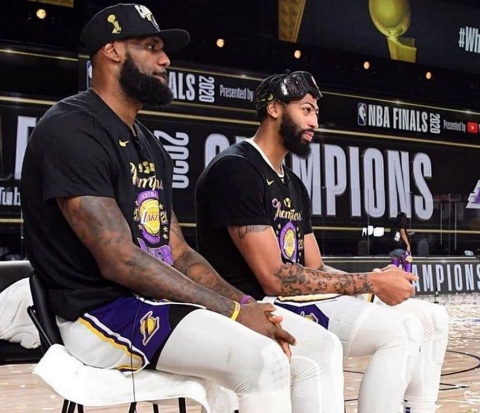 B体育体育培训-沙尔克艰难取胜，卫冕之路何在？的简单介绍