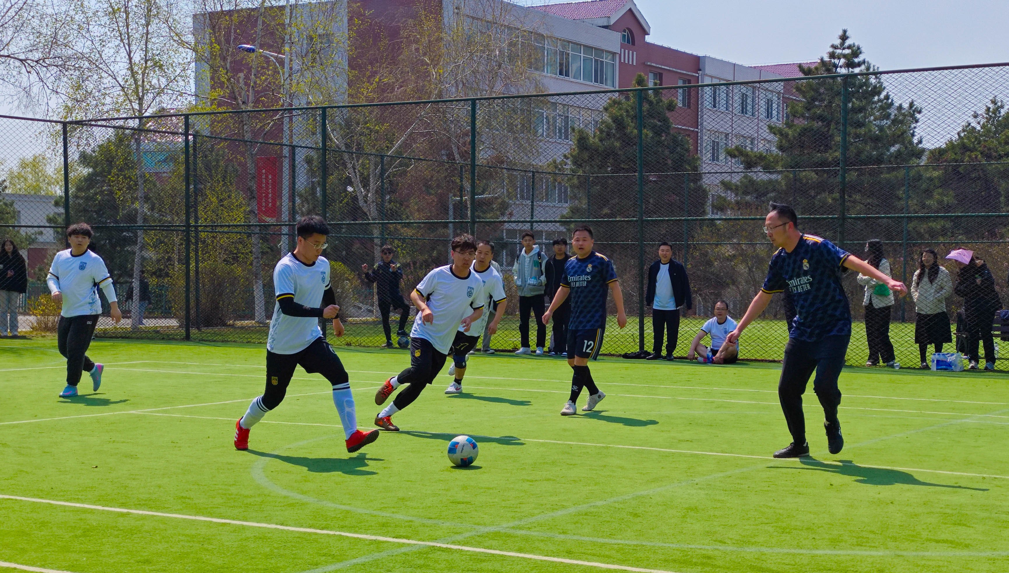 足球赛事竞争激烈,各队斗志昂扬 足球赛事竞争激烈,各队斗志昂扬