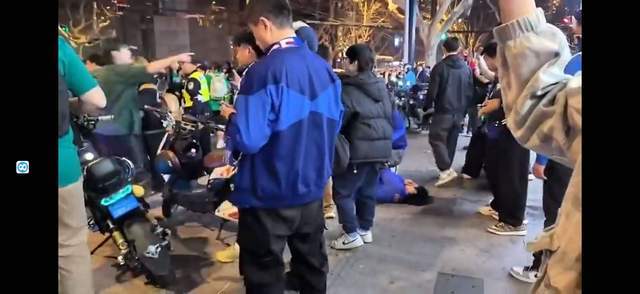 比赛现场抢劫案发生,球迷陷入混乱 比赛现场抢劫案发生,球迷陷入混乱