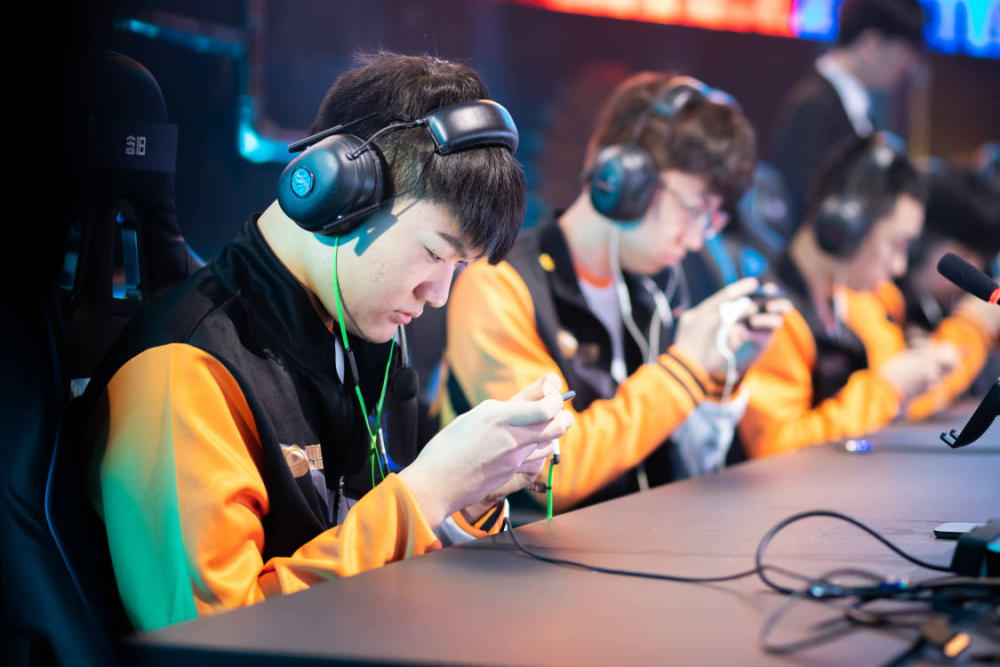 B体育体育在线-青岛黄金大获全胜，球队发挥亮眼